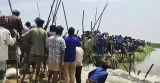 বাঁধ ভেঙে হাওরে পানি প্রবেশ; কয়েক গ্রামের কৃষকদের আপ্রাণ চেষ্টায় ধান রক্ষা